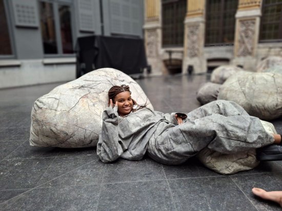 Performance artistique de Babéliens dans l'espace public